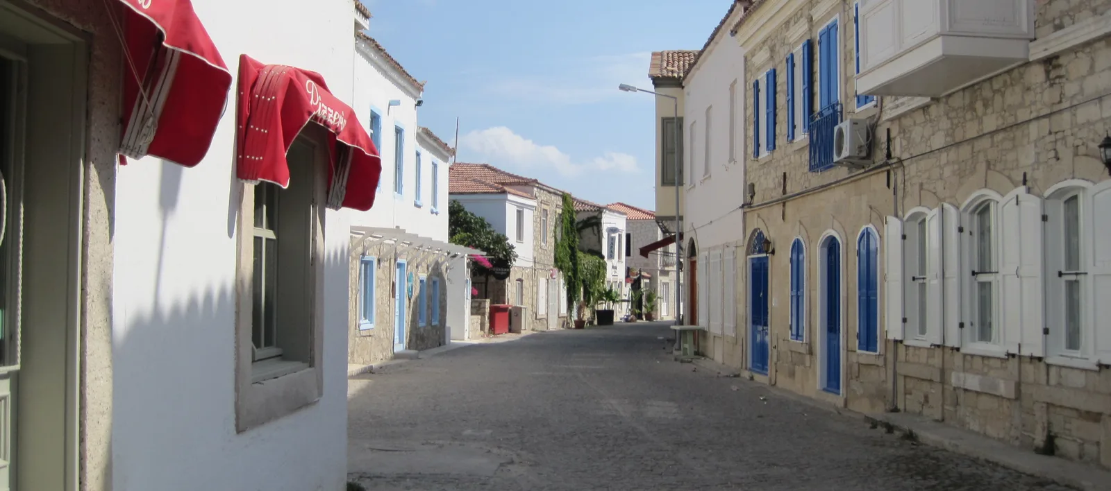 Alaçatı'da taş evlerin sıralandığı sokak