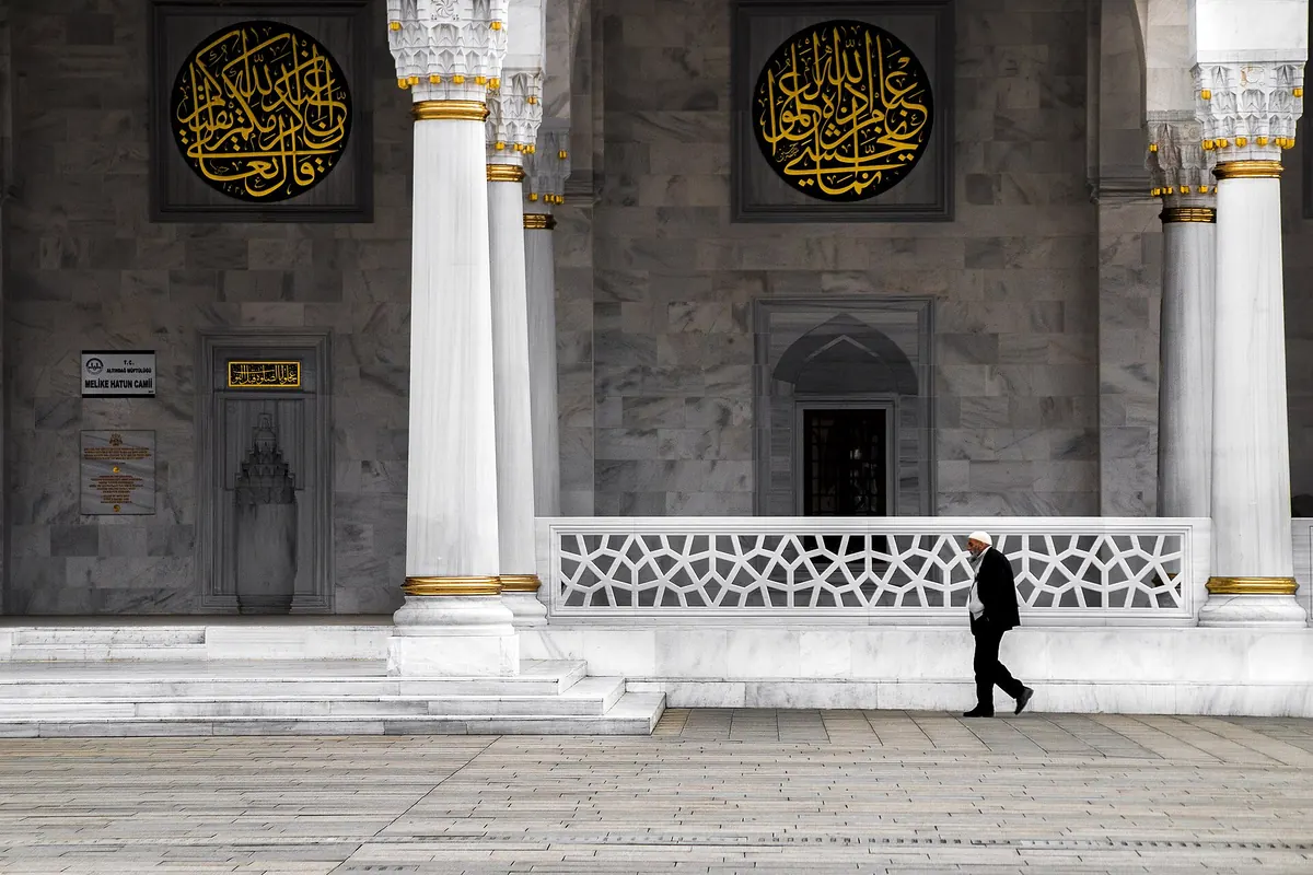 Kocatepe Camii'nin cephesi ve avlusu