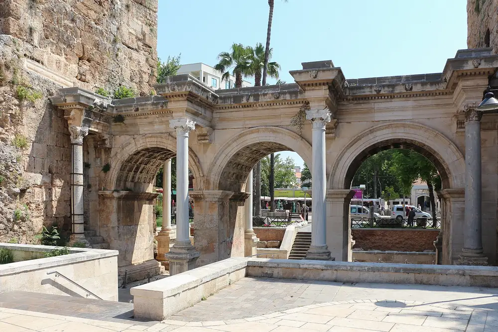 Antalya Kaleiçi'ndeki Hadrianus Kapısı'nın üç kemerli mermer sütunlu görünümü