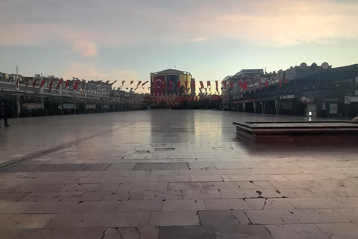 Aydın Atatürk Kent Meydanı, bayraklarla süslenmiş şehir merkezi meydanı, Efeler