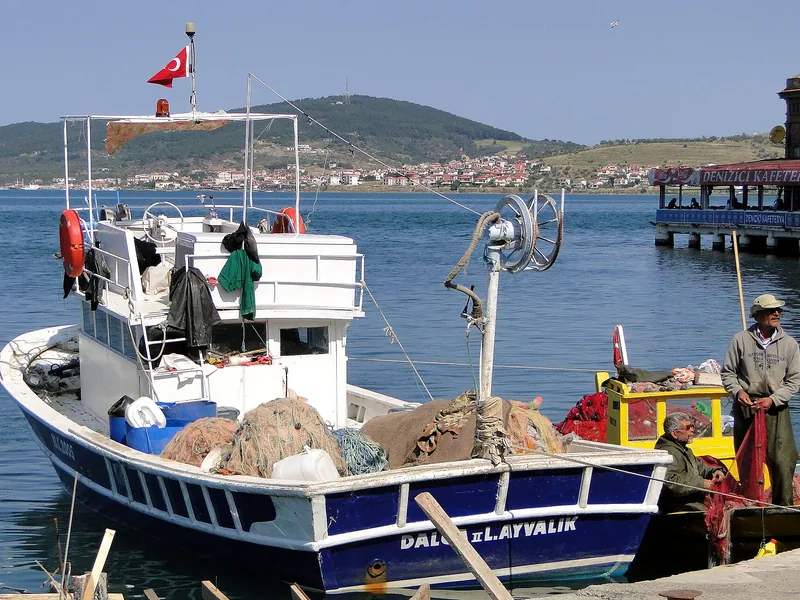 Ayvalık limanında balıkçı teknesi