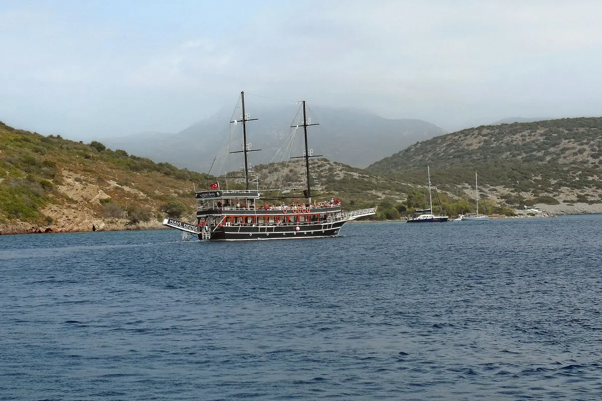 Bitez koyunda demirli gulet teknesi (temsili, Bağla'nın kendisi değil)