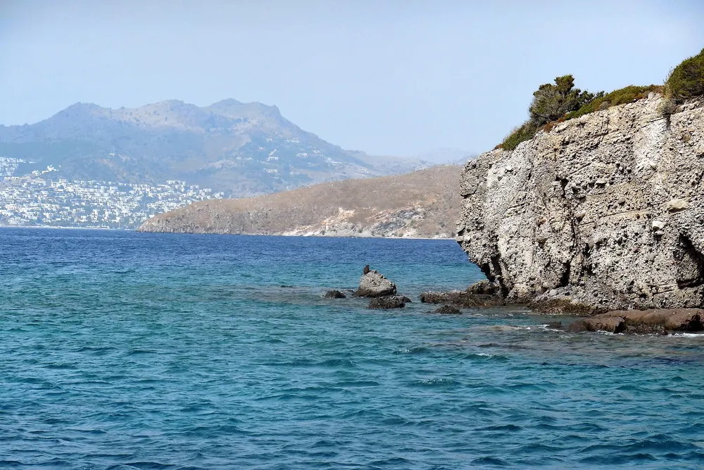 Bitez kıyısında kayalık koy ve turkuaz su (temsili, Bağla'nın kendisi değil)