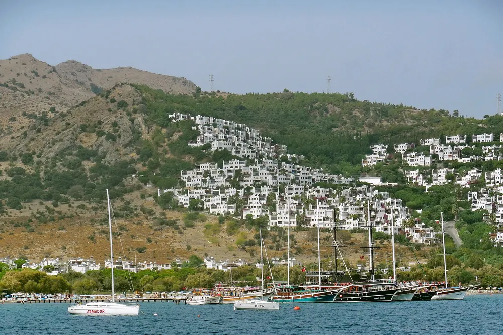 Yahşi kıyısında yamaç villa dokusu (temsili, Bağla'nın kendisi değil)