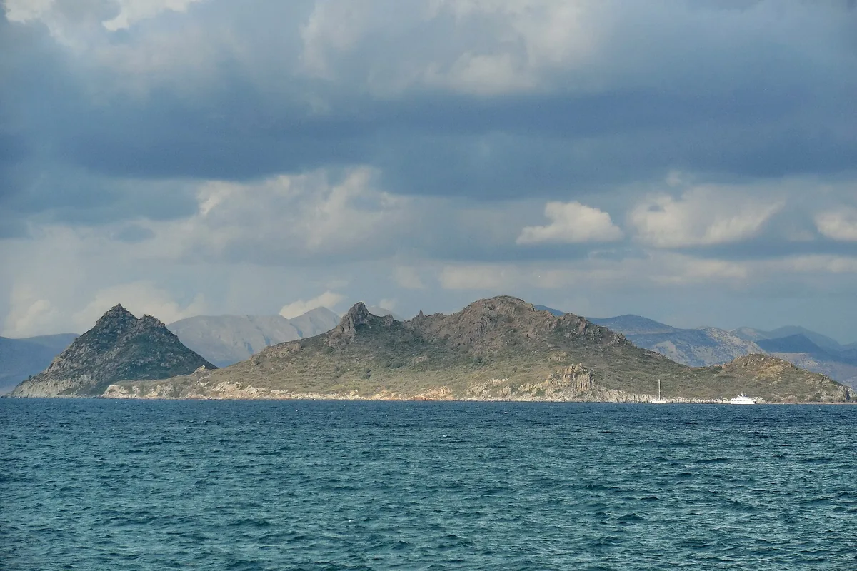 Turgutreis açıklarında kayalık adalar