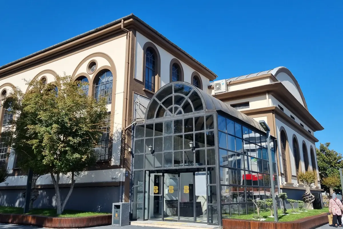 Balıkesir şehir merkezindeki Salih Tozan Kültür Merkezi'nin dış cephesi