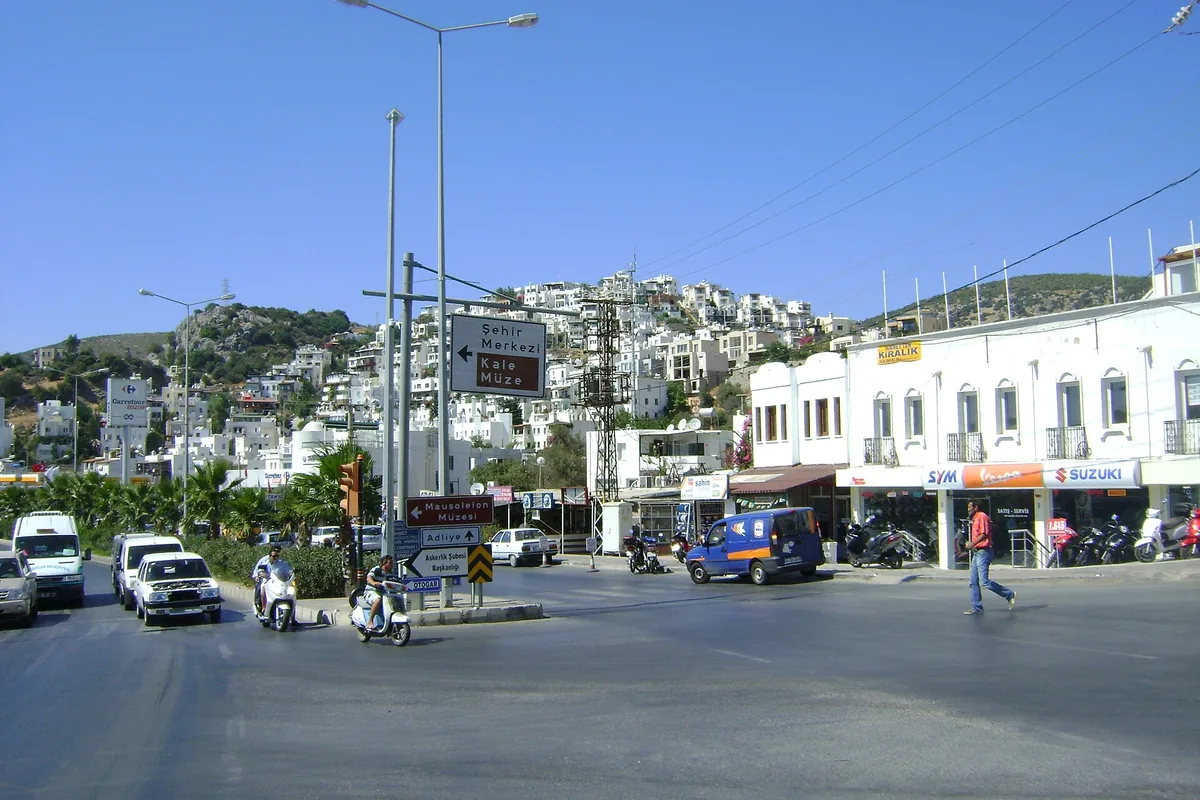 Bodrum merkezde beyaz badanalı dükkanların sıralandığı cadde ve yamaçtaki evler