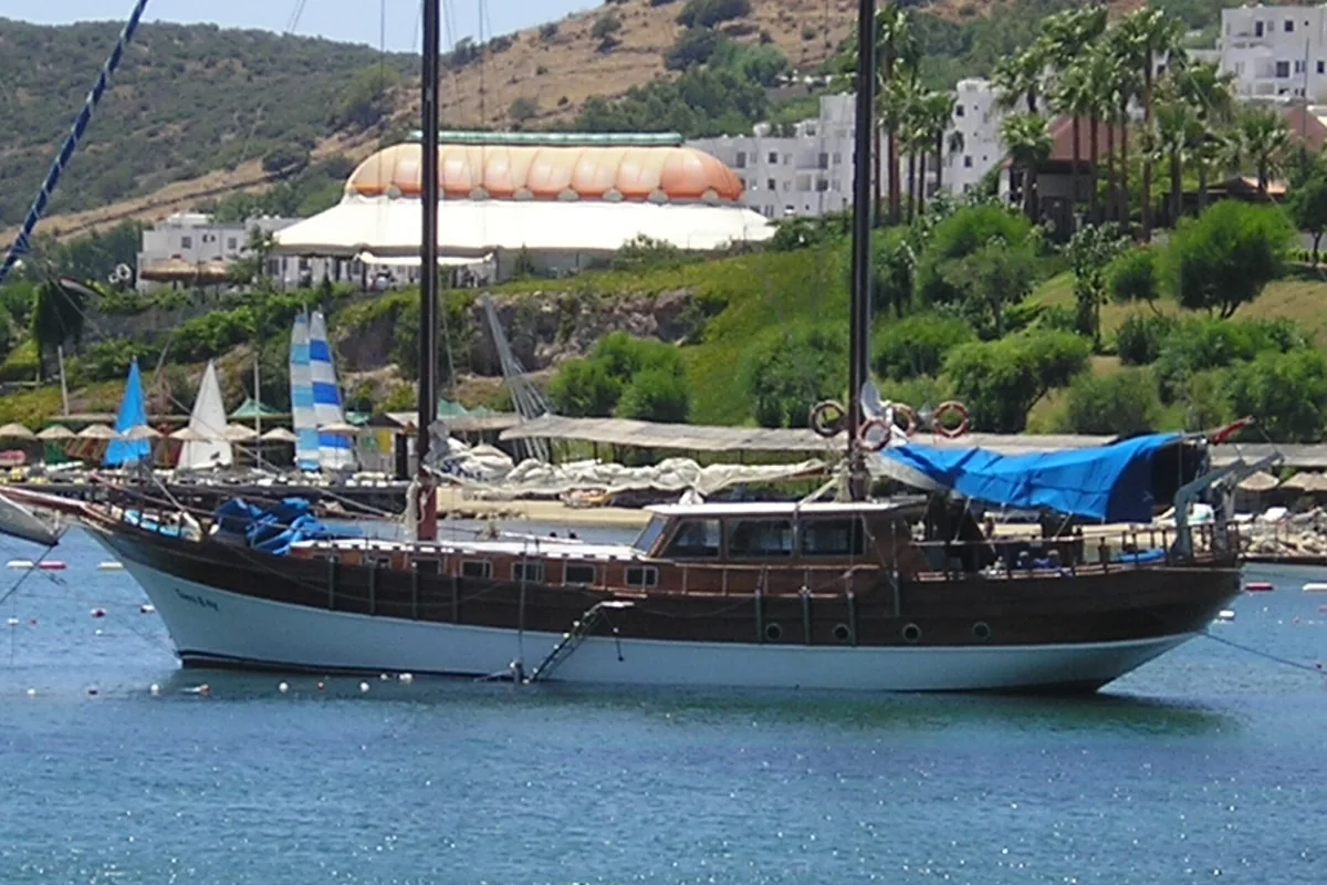 Bodrum koyunda demirlemiş ahşap gulet
