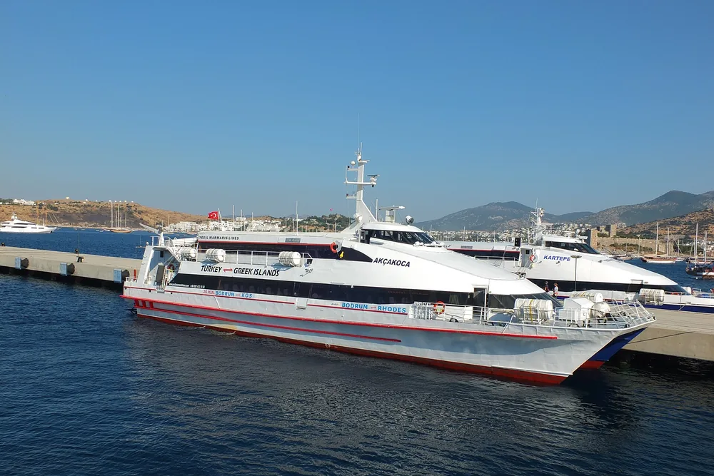 Bodrum limanında yolcu feribotu ve iskele