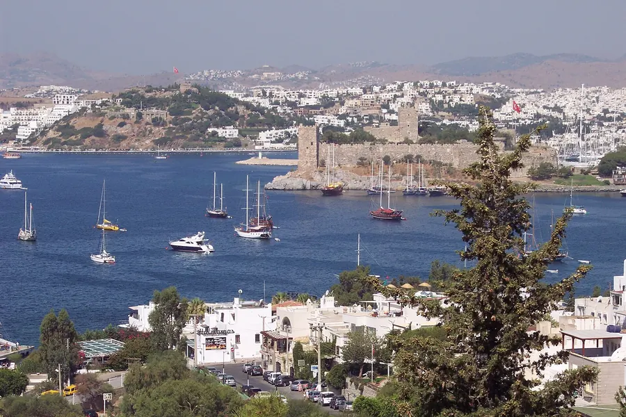 Bodrum Kalesi'nin bulunduğu yarımada, iki yanındaki koylar ve yamaca yayılan şehir