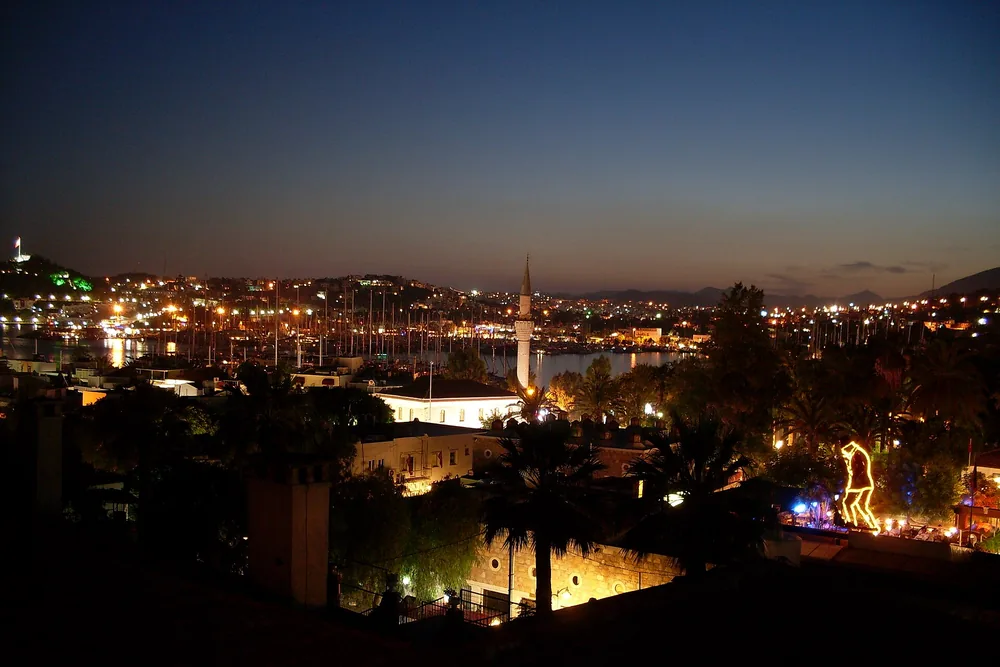Bodrum'un gece ışıklarıyla aydınlanan körfez manzarası