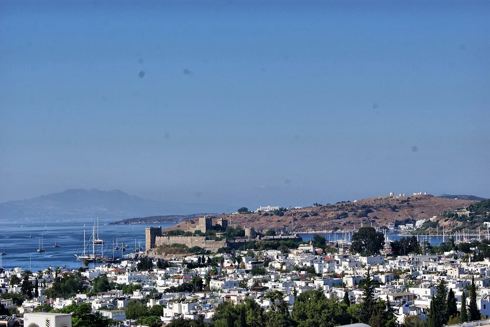 Tepeden Bodrum Kalesi ve şehrin görünümü