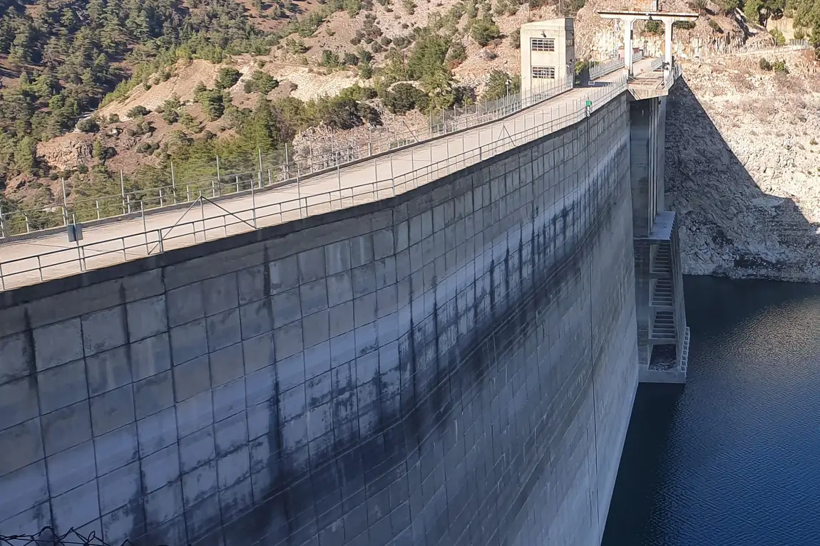 Kemer Barajı'nın gövde üstü yolu ve Kemer Gölü, Bozdoğan, Aydın