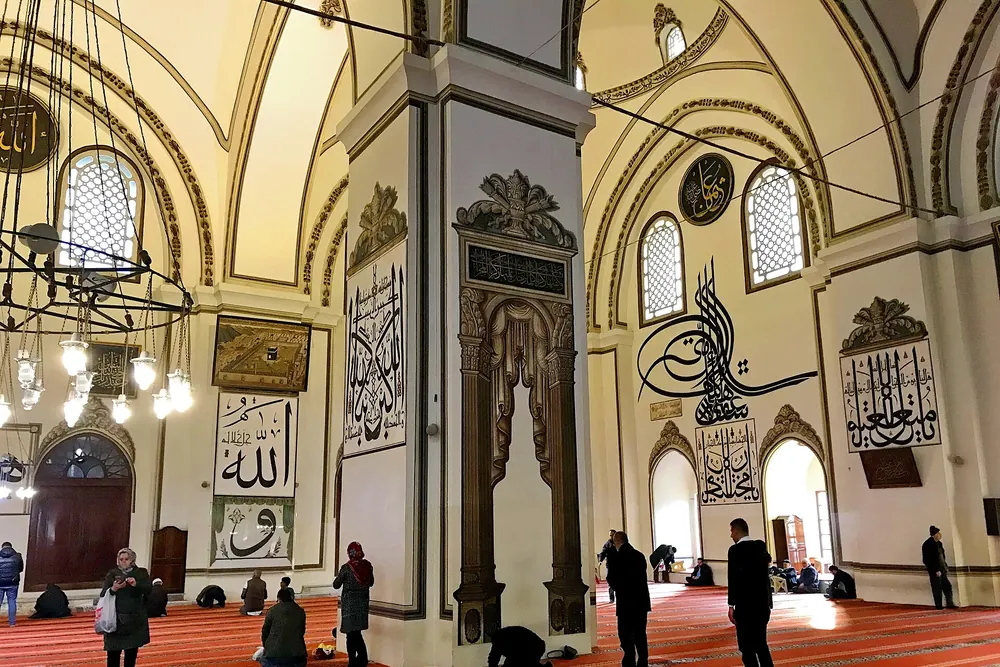Bursa Ulu Camii'nin iç mekanı, mihrap ve hat sanatı süslemeleri