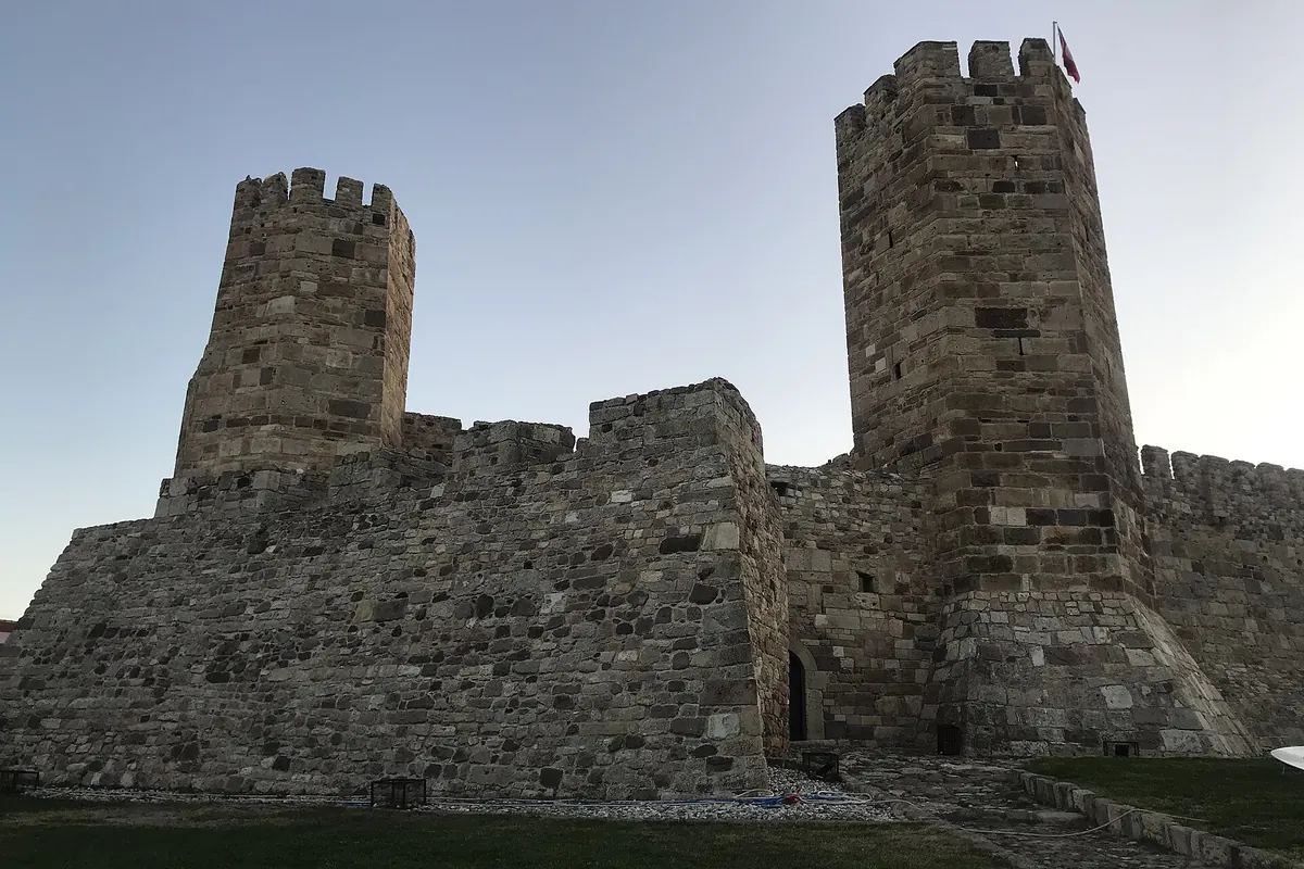 Çandarlı Kalesi'nden köy ve kıyı şeridinin görünümü