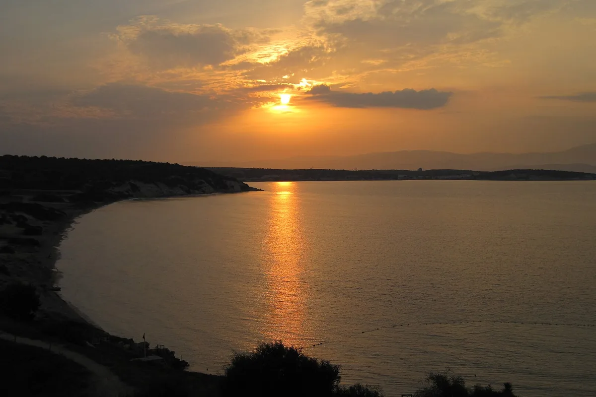 Çeşme Altınkum koyunda akşam ışığında kıyı görünümü
