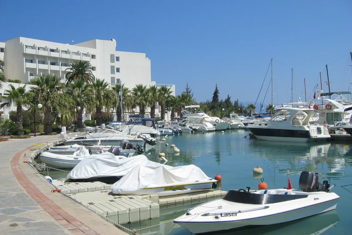 Çeşme Altınyunus koyunda marina yürüyüş yolu ve bağlı küçük tekneler