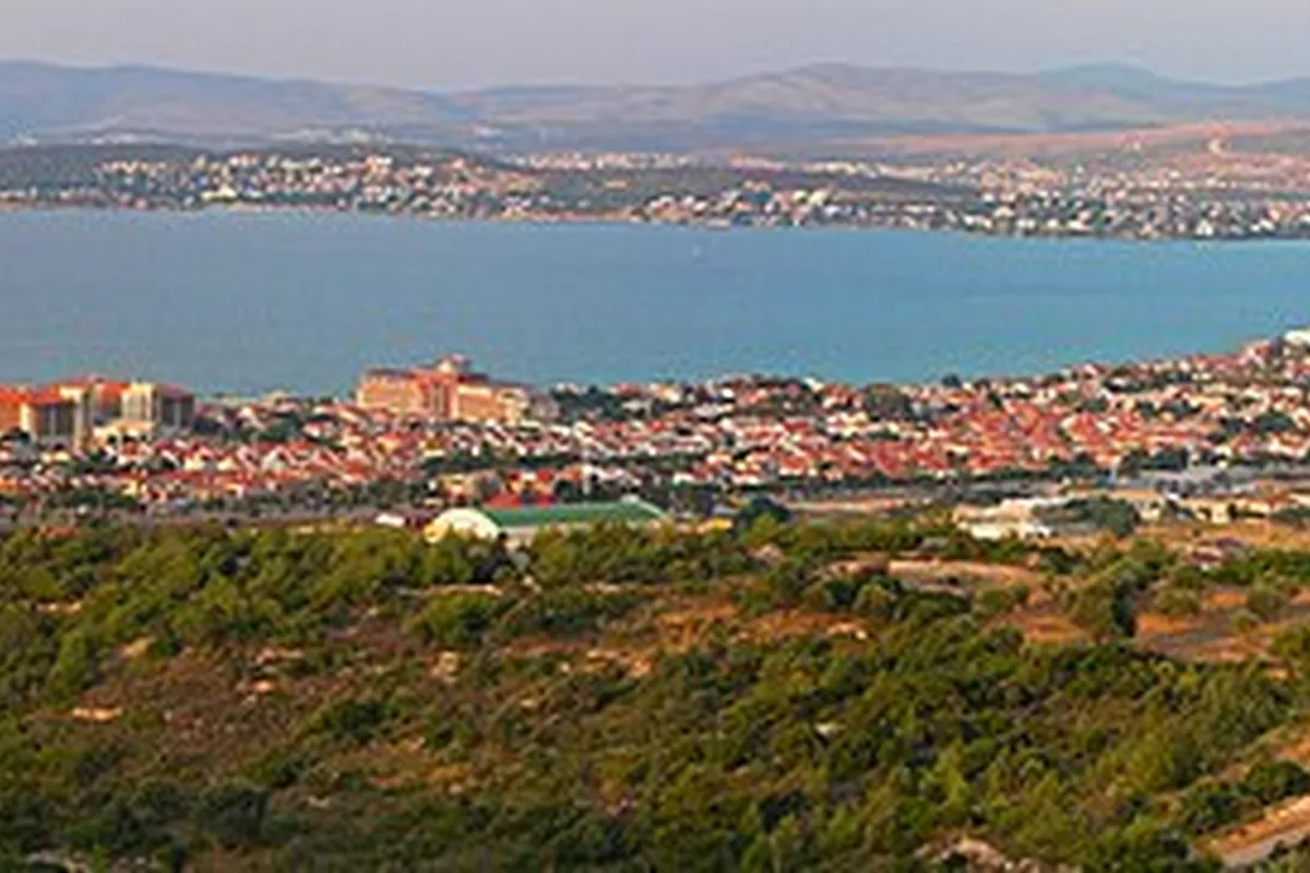 Ardıç'ın hemen batısındaki Çeşme Ilıca sahili ve kıyı şeridi, temsili