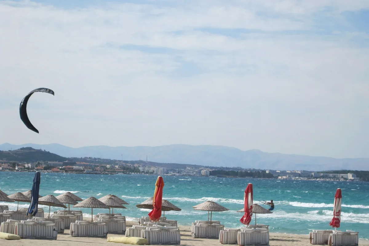 Çeşme Celal Bayar Mahallesi kıyısında rüzgar sörfü yapan kişi