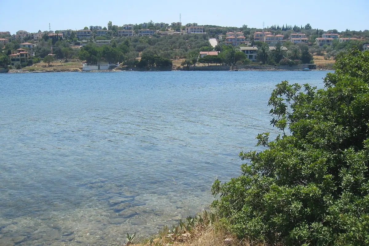 Zeki Müren Adası'ndan Ildır kıyısının görünümü
