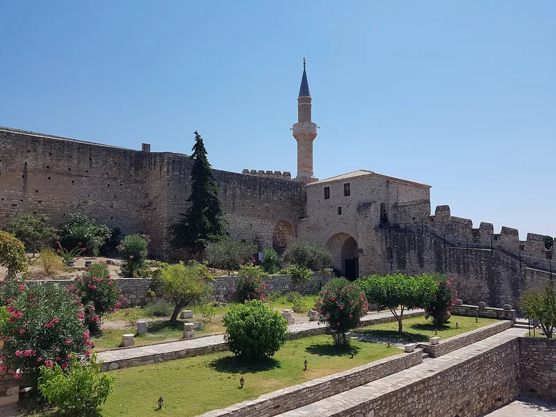 Çeşme Kalesi’nin surları, iç avlusu ve yanındaki caminin minaresi, Çeşme İzmir