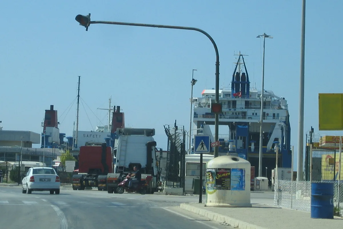 Çeşme Marina önünde liman ve tekneler