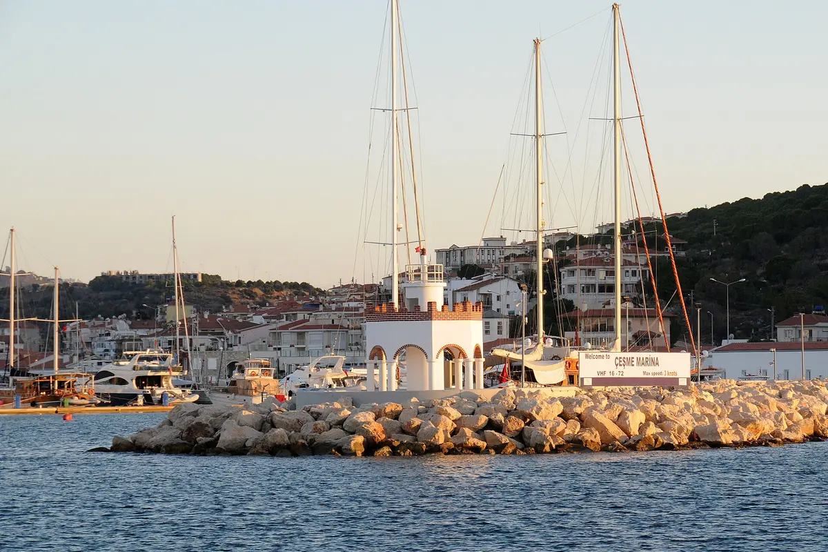 Çeşme Marina'ya yaklaşırken kıyı şeridi ve deniz görünümü