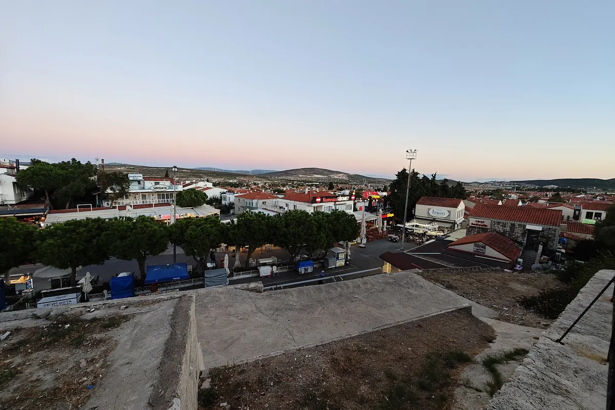 Alaçatı Yel Değirmeni tepesinden akşam üzeri manzara
