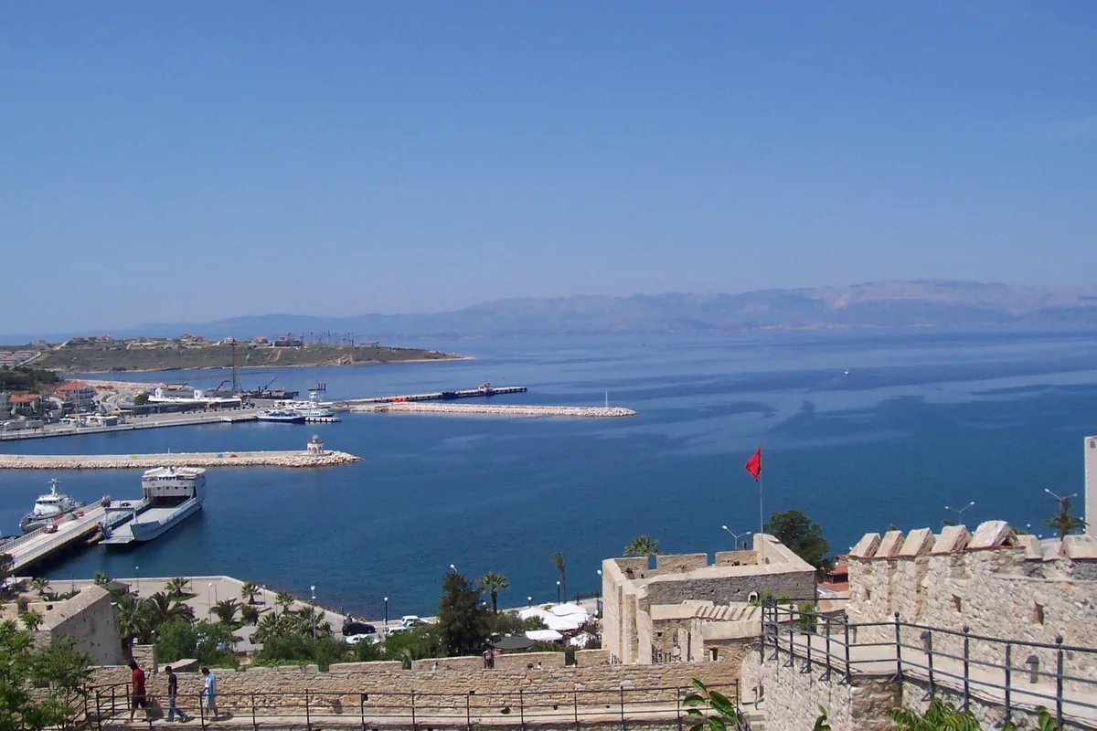 Çeşme Kalesi çevresinden balıkçı limanına bakan manzara
