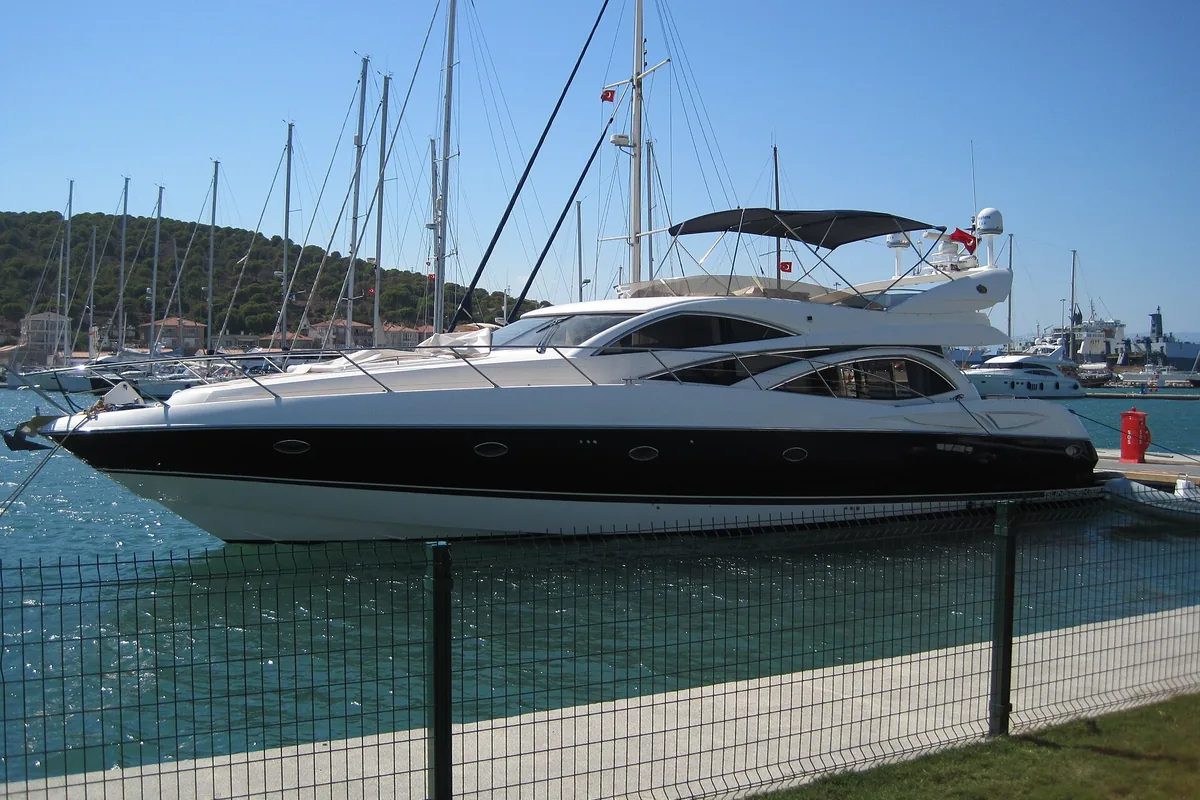 Çeşme yat limanından bir görünüm
