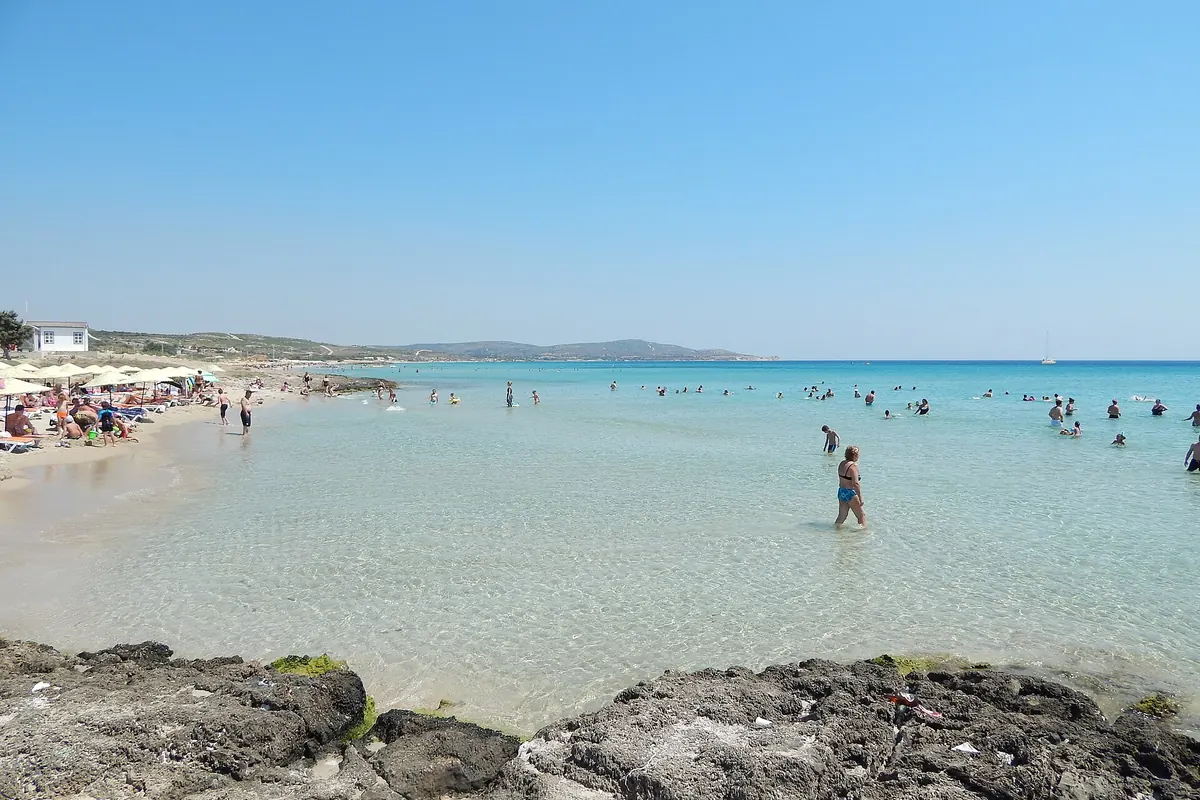 Altınkum plajında turkuaz deniz ve kumsal