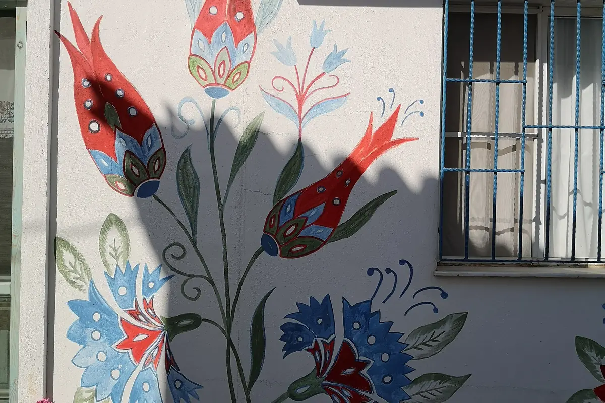 Germiyan köyünde renkli motiflerle süslenmiş bir duvar