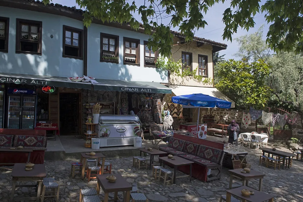 Cumalıkızık köyünde tarihi bir Osmanlı evi ve avlusundaki oturma alanı