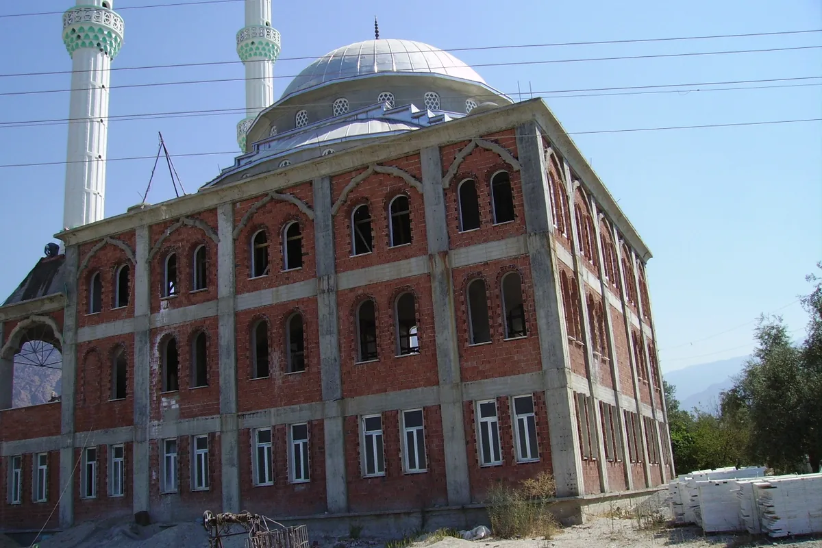 Dalaman ilçe merkezinde yeni caminin dış cephesi