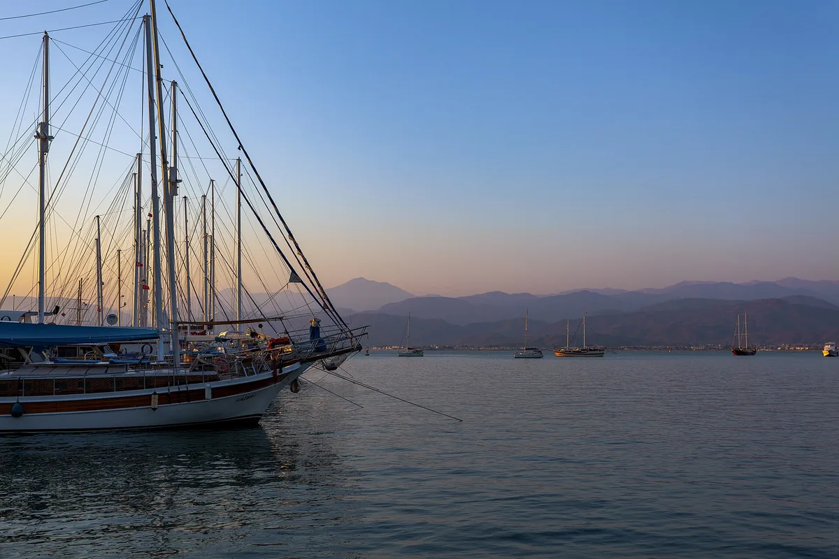 Fethiye Marina'da gün batımında demirlemiş gulet tekneleri
