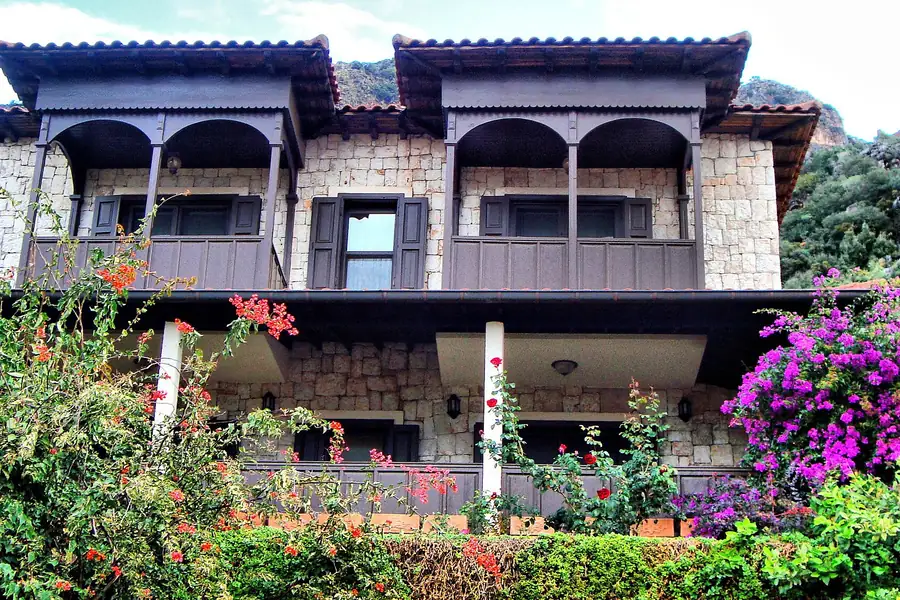 Kaş'ta bugenvil çiçekleriyle süslenmiş taş bir Likya evi