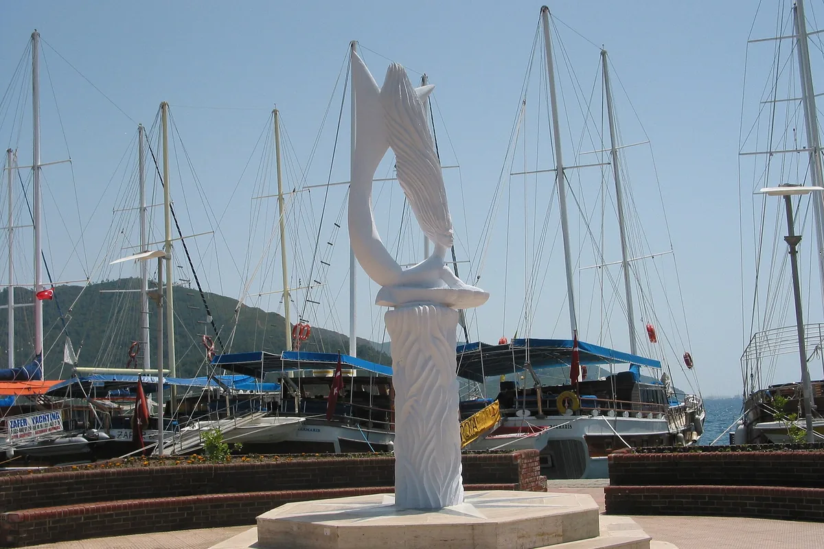 Marmaris Marina'da heykel ve demirli gulet tekneleri