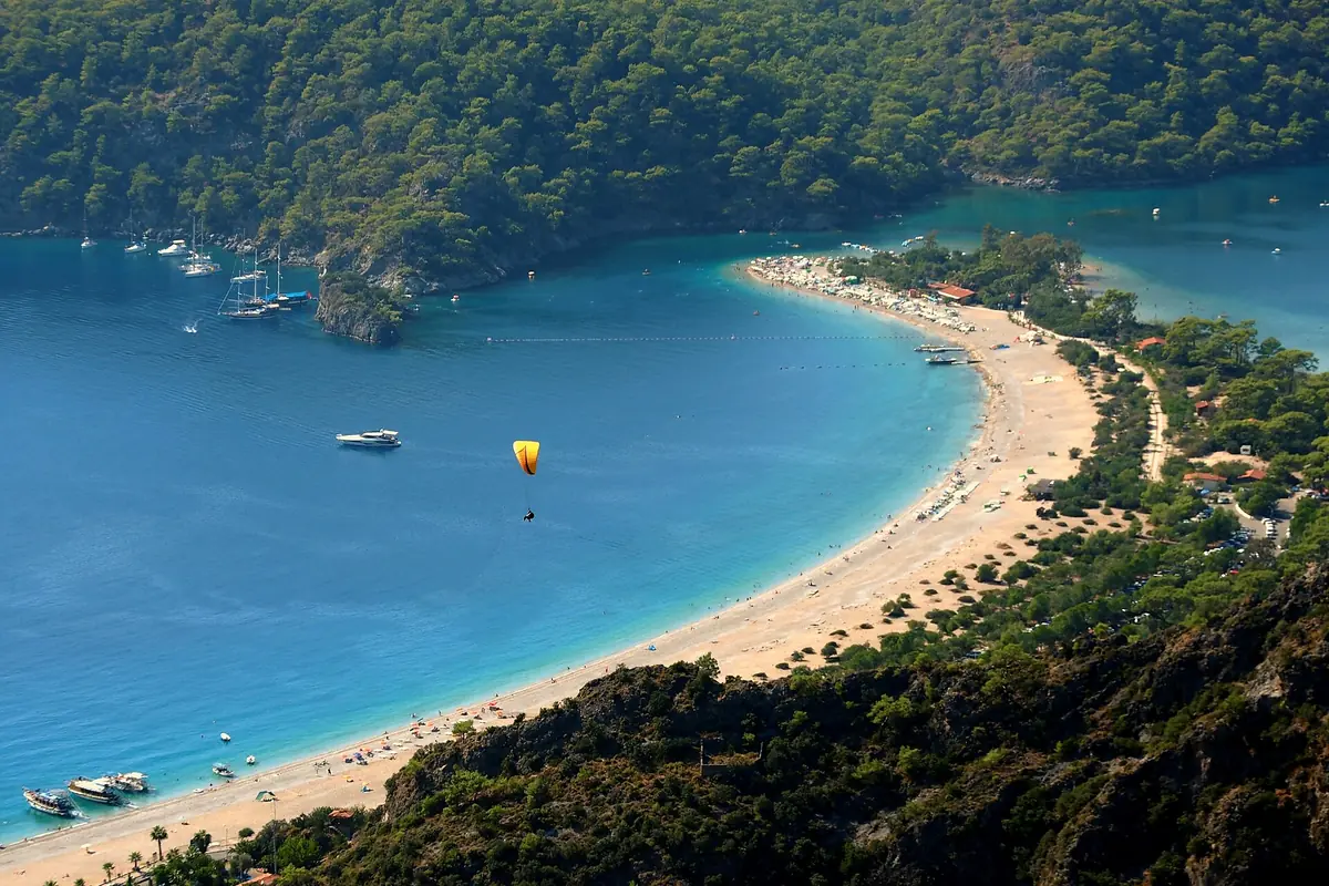 Ölüdeniz Mavi Lagün'ün kuş bakışı görünümü, yamaç paraşütü ile