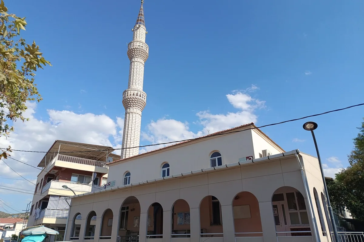 Bademli Mahallesi'nde bir cami binası