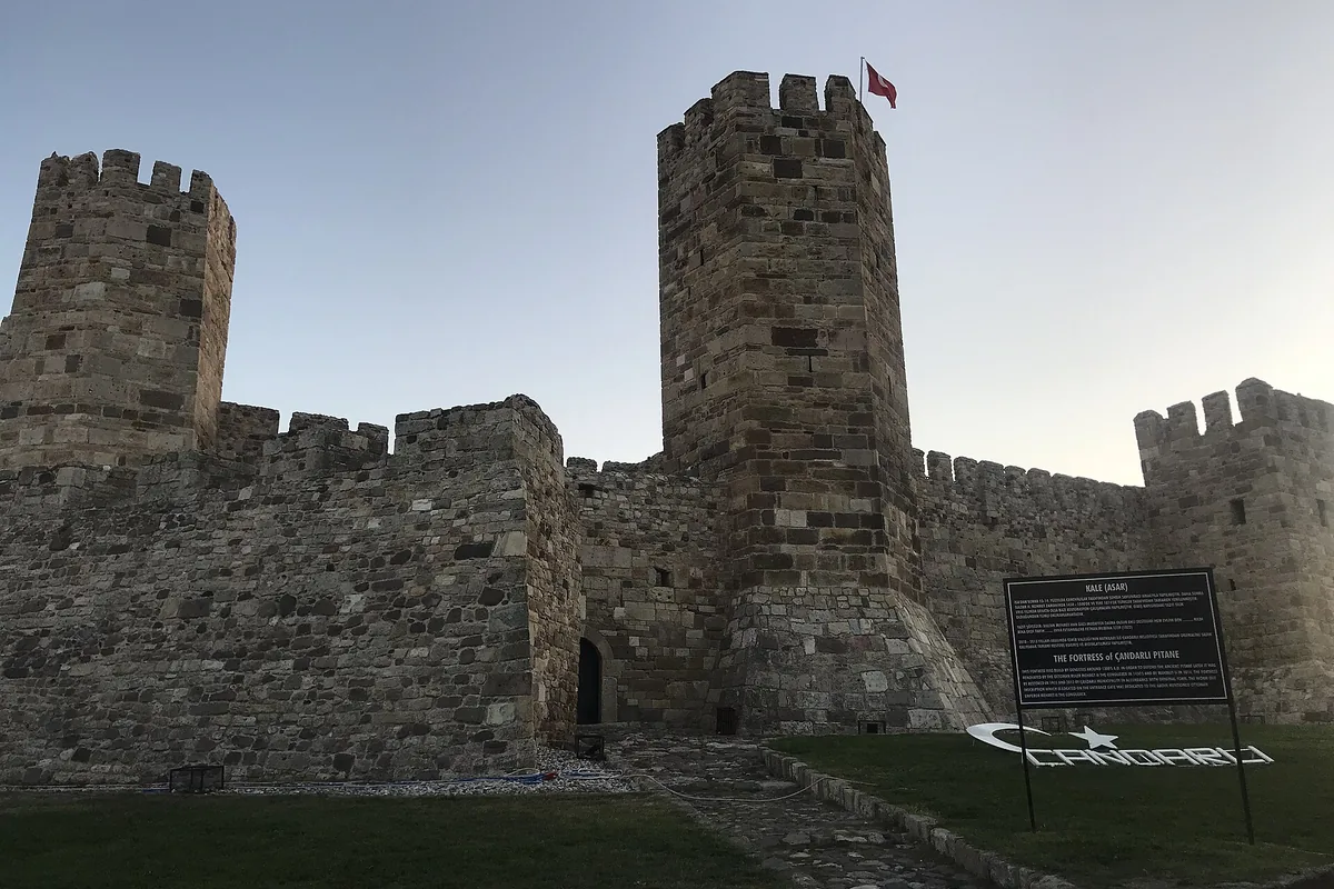 Çandarlı Kalesi'nin taş sur duvarları