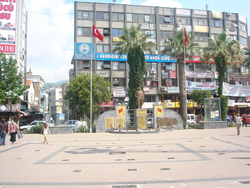 Edremit merkezde Cumhuriyet Meydanı ve çevresi