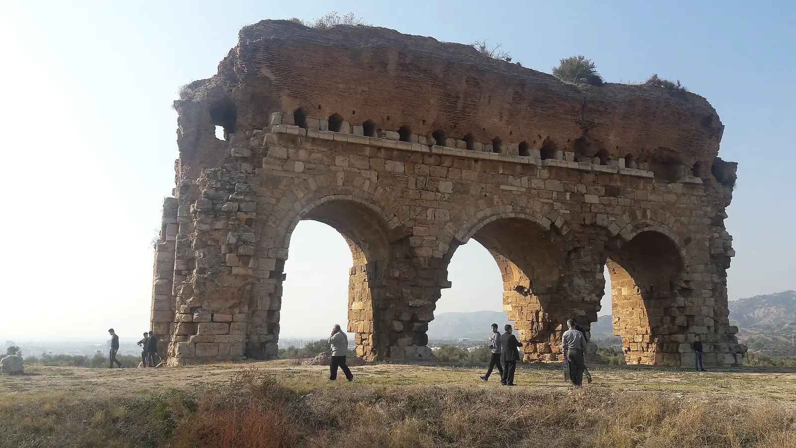 Tralleis Antik Kenti gymnasium kalıntısındaki üç kemerli Roma dönemi yapısı, Efeler Aydın