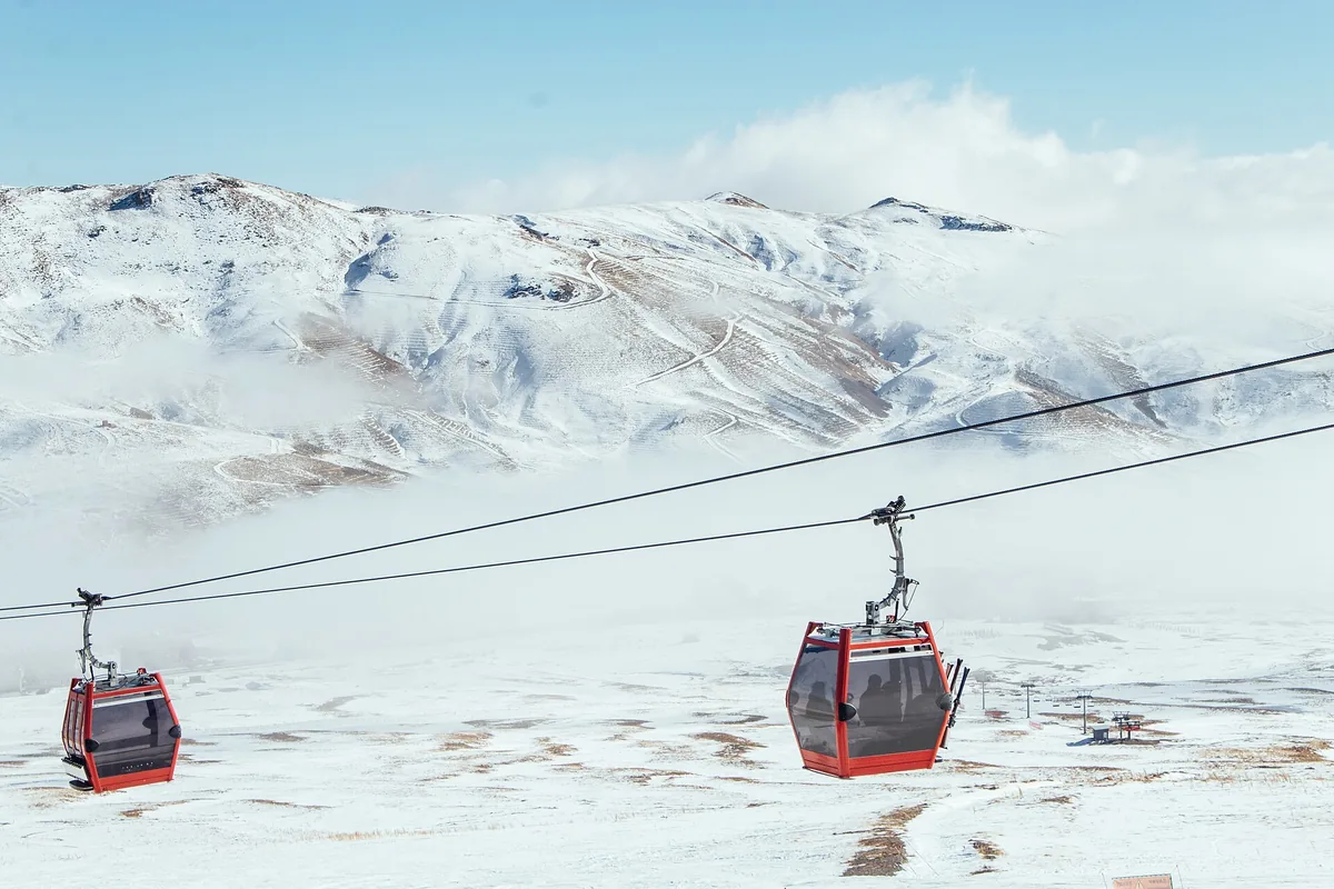 Erciyes Kayak Merkezi'nde karlı yamaç üzerinde gondol kabinleri