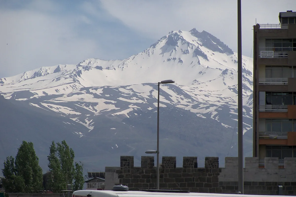 Kayseri merkezinde tarihi surlar ve arkada Erciyes Dağı