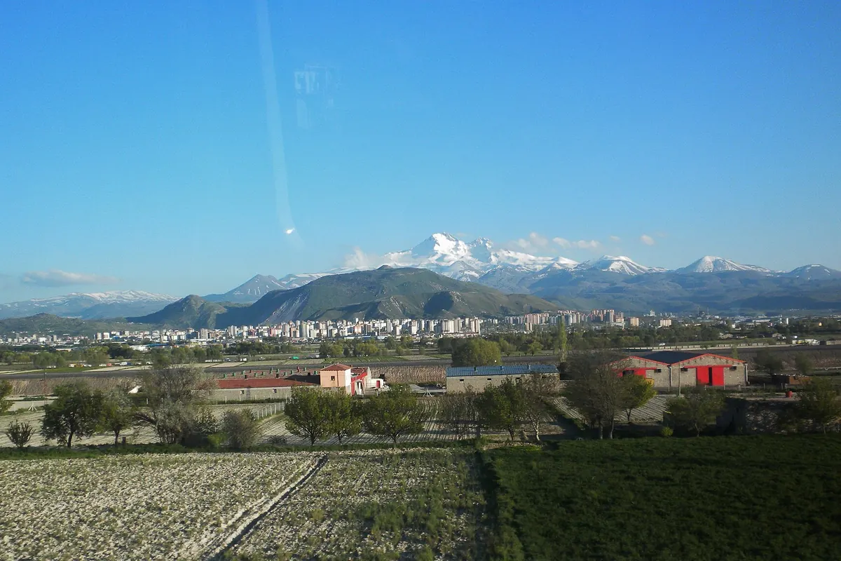 Kayseri şehri ve arkasında karlı Erciyes Dağı