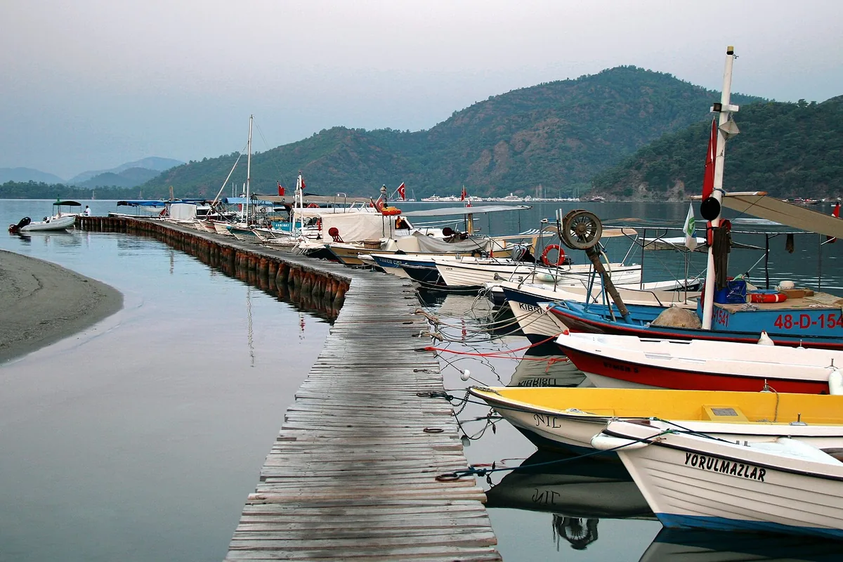 Göcek'te ahşap iskelede bağlı balıkçı tekneleri