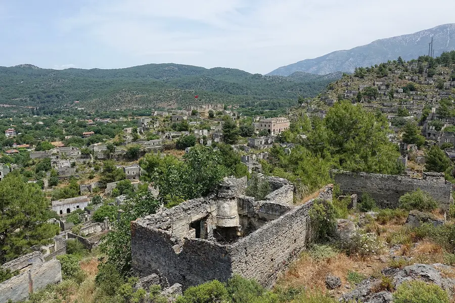 Kayaköy hayalet köyünün kuş bakışı panoraması