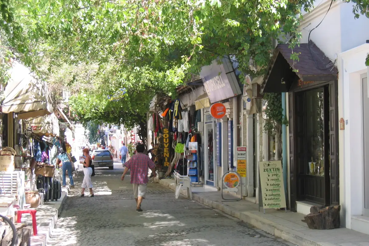 Foça çarşısının dükkanlarla dolu bir sokağı