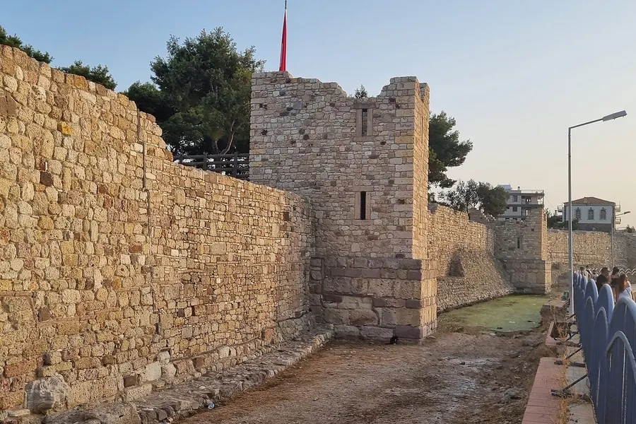 Beşkapılar Kalesi'nin taş sur duvarları, Foça