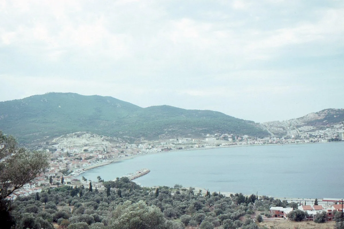 Yeni Foça limanı ve tekneler